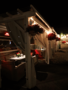 Sarvik restoran väliterrass õhtul