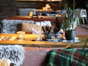 Sarvik restoran diivanitega lauad akna all pleedid