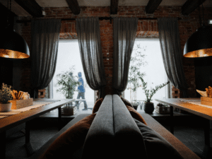 Sarvik restoran diivanitega lauad akna all