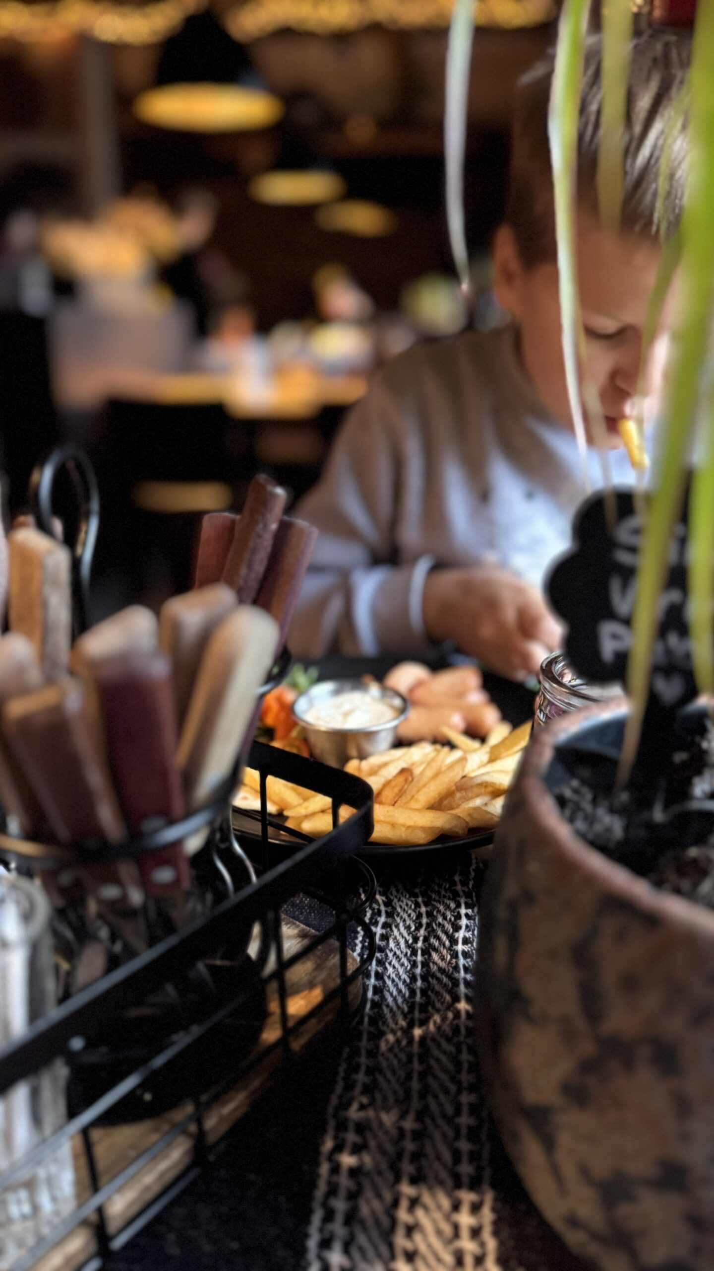 sarvik laps söömas